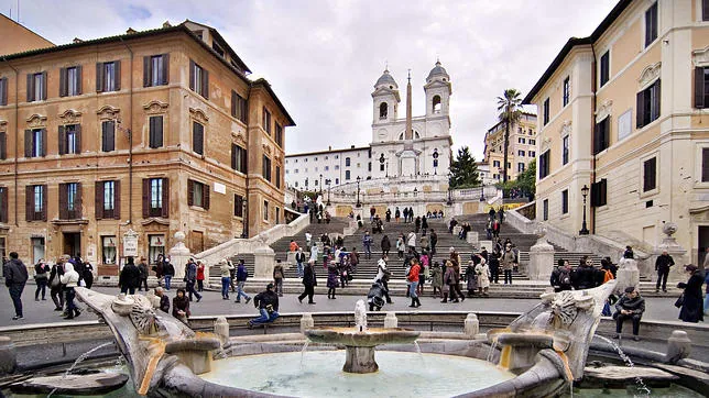 Piazza di Spagna, con la Fuente de la Barcaza en primer plano y la Iglesia de Trinitá dei Monti al fondo
