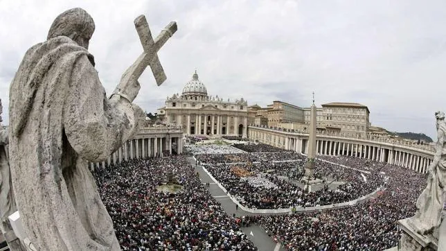 La Plaza de San Pedro, abarrotada por una multitud en 2005