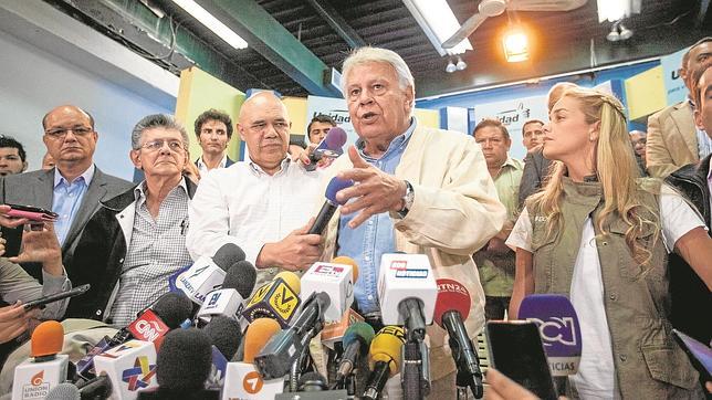 Felipe González junto a Lilian Tintori (derecha), mujer de Leopoldo López, se dirige ayer a la prensa