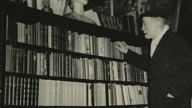 Pío Baroja, en su biblioteca