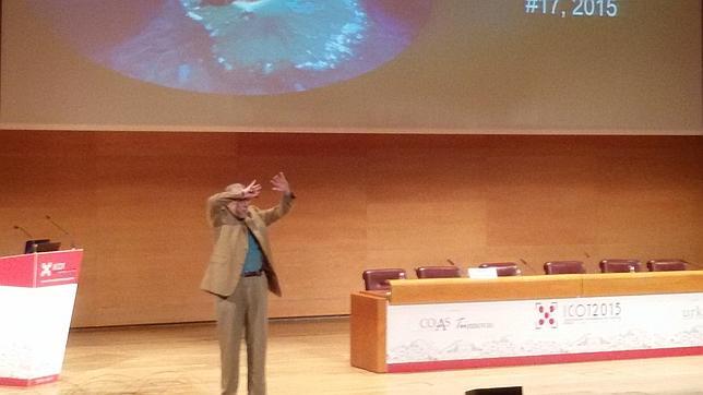 Perkins gesticula durante su conferencia, este lunes en Bilbao