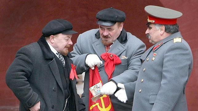 «Lenin» y «Stalin» se enzarzan a paraguazos en la Plaza Roja de Moscú «Lenin» y «Stalin» se enzarzan a paraguazos en la Plaza Roja de Moscú