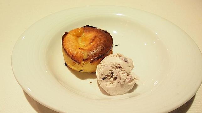Un pastel de mazapán con helado de queso y arándanos