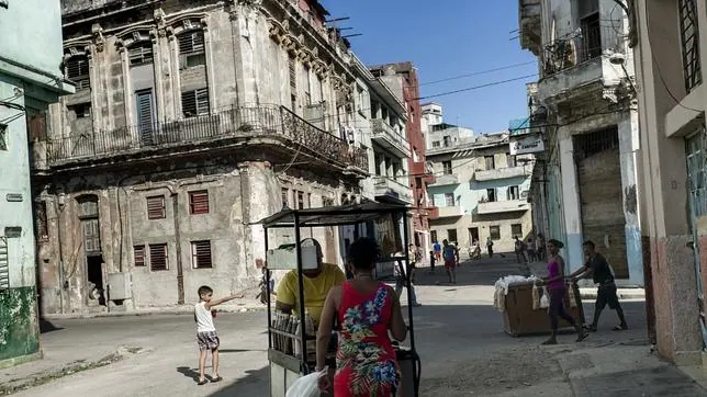 Vida diaria en destartaladas calles del barrio de Centro Habana