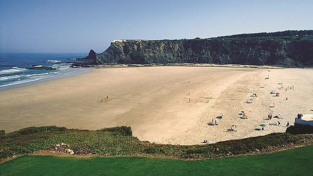 Playa Arrifana, un sueño para los surfistas
