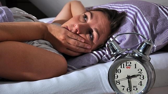 La melatonina es una hormona que regula el reloj biológico de nuestro cuerpo