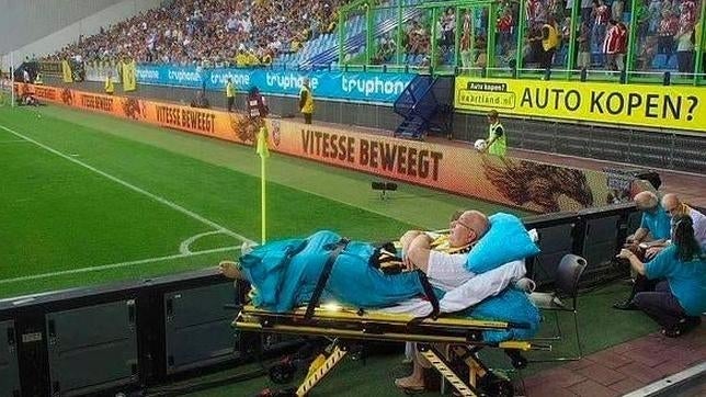 El hincha del Vitesse viendo el partido de su equipo desde una camilla