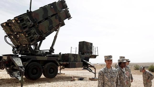 Soldados estadounidenses junto a un sistema de misiles Patriot en una base militar en Gaziantep, sureste de Turquía