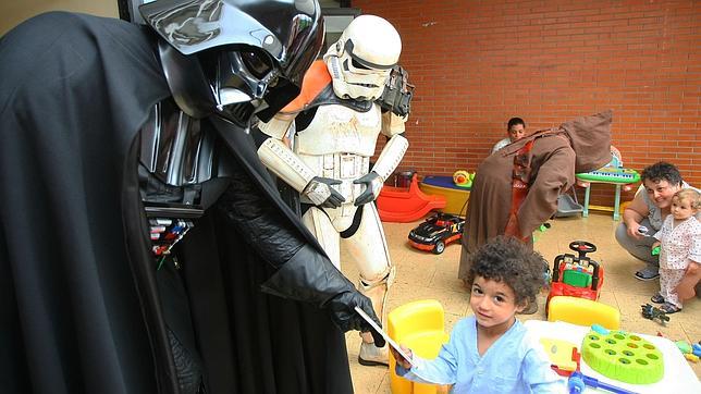Visita de la Spanish Garrison de la Legión 501 de Star Wars a los niños del hospital El Bierzo de Ponferrada