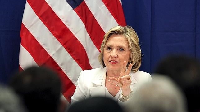 Clinton pagó a un funcionario para mantener su servidor privado de correo electrónico Clinton pagó a un funcionario para mantener su servidor privado de correo electrónico