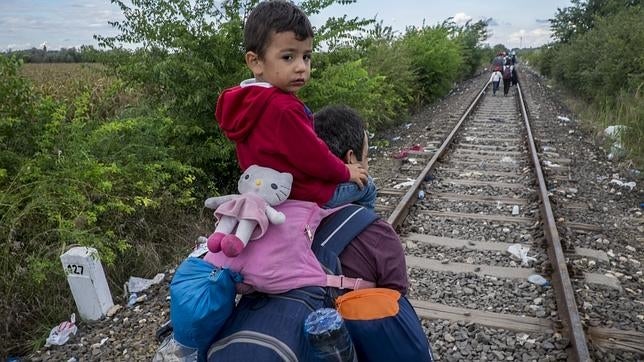 Cientos de refugiados siguen llegando a Hungría desde Serbia mientras el Gobierno de Budapest cierra la frontera con una valla