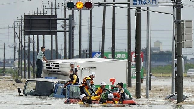 Grandes olas ayer en Isumi, en la prefectura de Chiba en Japón.