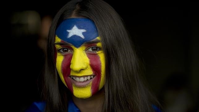 Una joven con la bandera estelada pintada en el rostro durante la manifestación