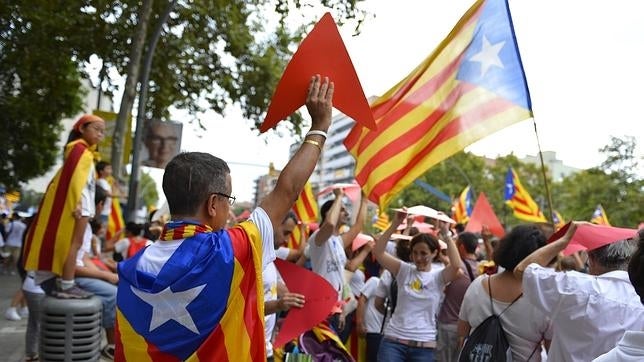 Miles de personas en la avenida Meridiana de Barcelona durante la Via Catalana