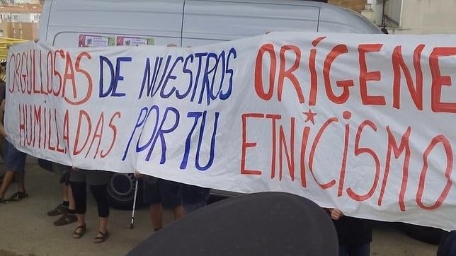 Los manifestantes portaban una pancarta que rezaba «humillados por tu etnicismo», contra Pablo Iglesias