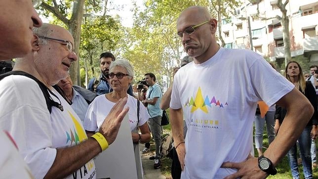 El cabeza de lista de Junts pel sÃ, Raúl Romeva (d) charla con Josep M. Terricabras (i) junto a Muriel Casals