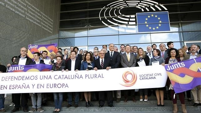 Concentración ante el Parlamento Europeo para defender la pluralidad de Cataluña