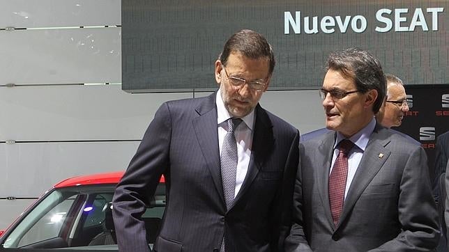 Mariano Rajoy y Artur Mas, charlan tras visitar el expositor de Seat 