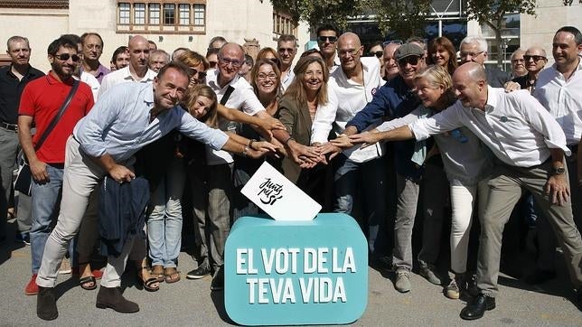 El cabeza de lista de Junts pel SÃ, Raül Romeva (c,d), ha participado esta mañana en el acto «La Cultura del Sû