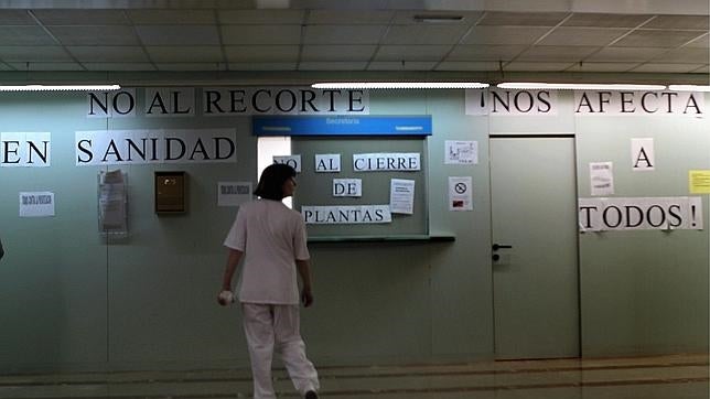 Pancartas reivindicativas en el interior del hospital del Valle Hebrón