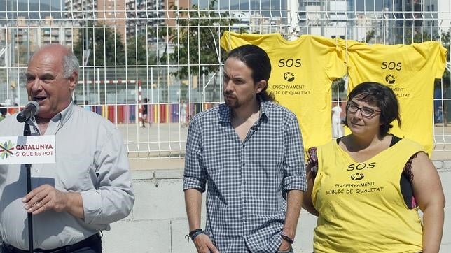 El secretario general de Podemos, Pablo Iglesias (c), durante el mitin que Catalunya SÃ que es Pot este lunes