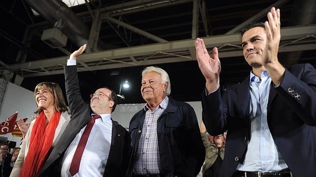 Iceta arropado por Felipe González y Pedro Sánchez
