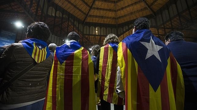 Catalanes arropados con banderas de la comunidad el pasado 9 de noviembre