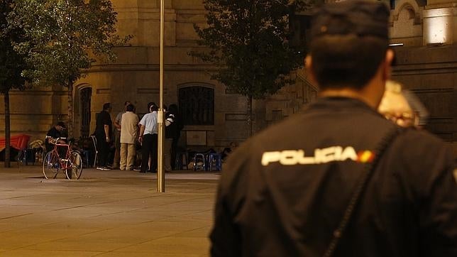 Un subgrupo de «antidisturbios» ante la acampada de Cibele