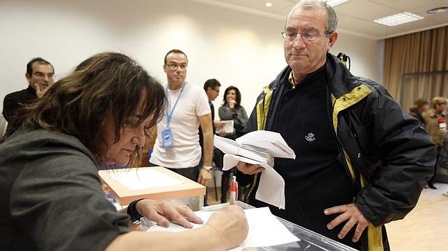 Un cartero entrega votos por correo a una mesa electoral