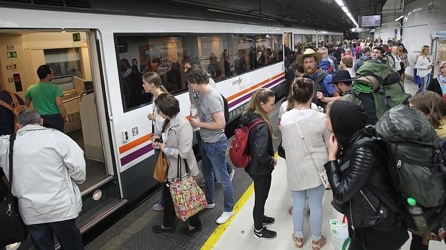 Un tren de RodalÃes (CercanÃas) de Renfe en la estación barcelonesa de Sants