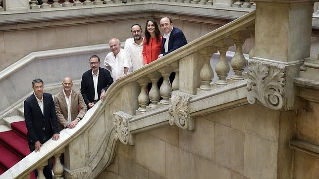 (De izq a dcha) Los candidatos en las elecciones catalanas, Xavier GarcÃa Albiol (PPC), Raül Romeva (Junts pel SÃ), Ramón Espadaler (Uniò), Lluis Rabell (Sà que es Pot), Antonio Baños (CUP), Inés Arrimadas (Ciutadans) y Miquel Iceta (PSC) posan en el Parlamento de Cataluña, hoy sábado 26 de septiembre, dÃa de reflexión de las elecciones