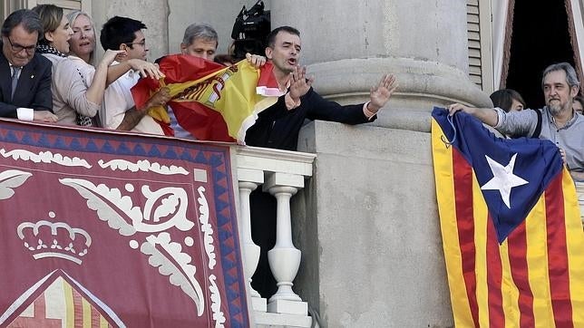 El presidente de la Generalitat, Artur Mas, de risas mientras el rifirrafe de banderas