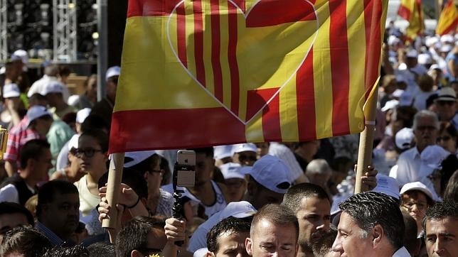 Más de un tercio se considera tan español como catalán