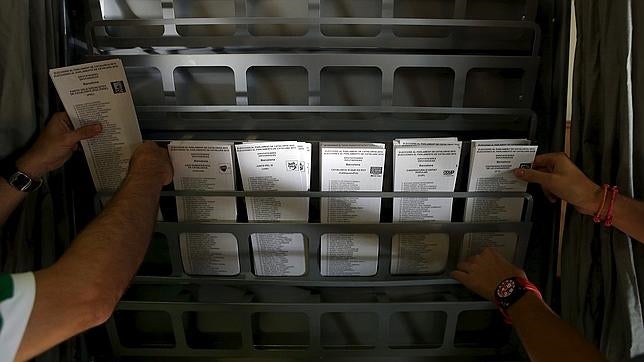 Papeletas preparadas en un colegio electoral