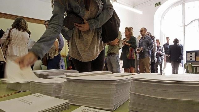 Votaciones para las elecciones al Parlamento catalán del 27S en un colegio electoral de Barcelona
