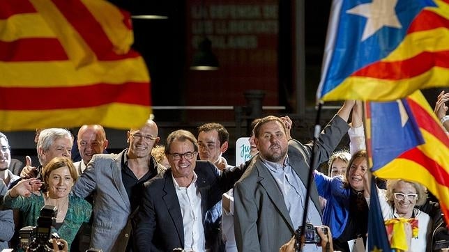 Dirigentes de Juntos por el Sí celebran el resultado de las elecciones catalanas