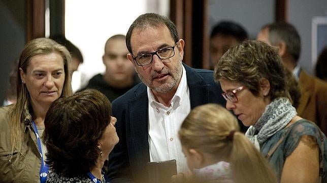 El secretario general de Unió, Ramón Espadaler (centro), en el momento de votar 