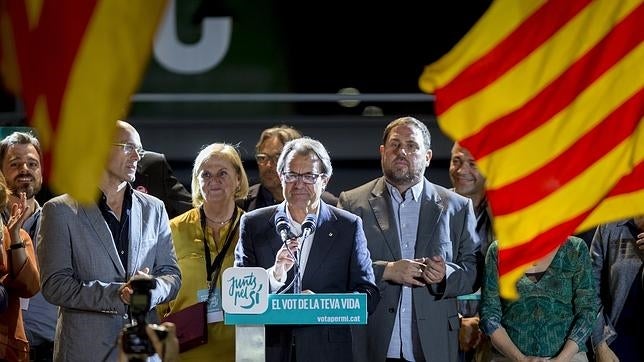 Los principales dirigentes de «Junts pel Sí» durante su comparecencia de esta noche 