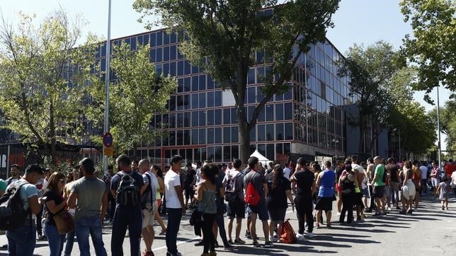 Decenas de personas con entrada aguardan ante el Pabellón de Cristal para acceder, el domingo a mediodía