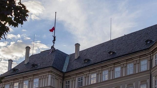Momento en el que un miembro del grupo artístico Ztohoven se encarama al tejado del Castillo de Praga