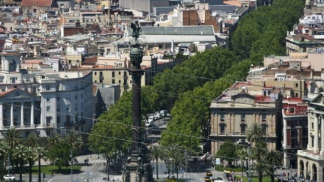 Vista del Monumento de Colón y Las Ramblas desde el Puerto de Barcelona