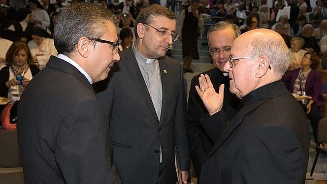 El arzobispo de Valladolid y presidente de la Conferencia Episcopal Española, Ricardo Blázquez (drcha.), conversa cn otros miembros de la Iglesia, en Ávila