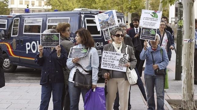Un grupo de preferentistas protesta ante los juzgados de Plaza de Castilla