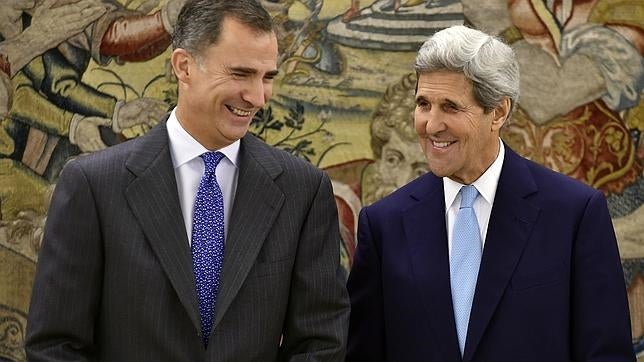 Don Felipe conversa con John Kerry