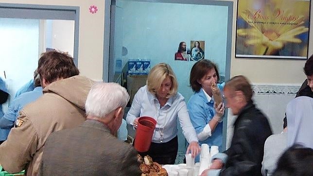 Dancausa participó ayer el centro de las Misioneras del Santísimo Sacramento y María Inmaculada durante el desayuno solidario