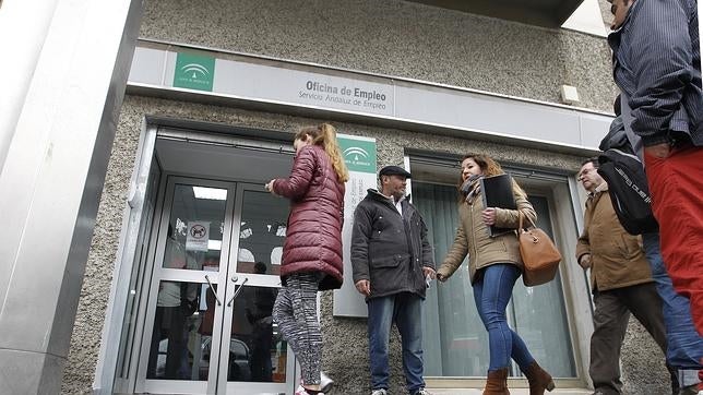 En los últimos cuatro años el número de parados ha descendido en 436.300 personas