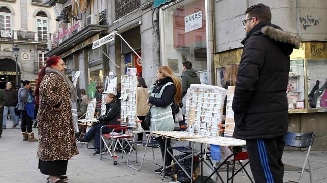 Los últimos rezagados hace cola en la administración de de loteria de Doña Manolita en la Puerta de El Sol 
