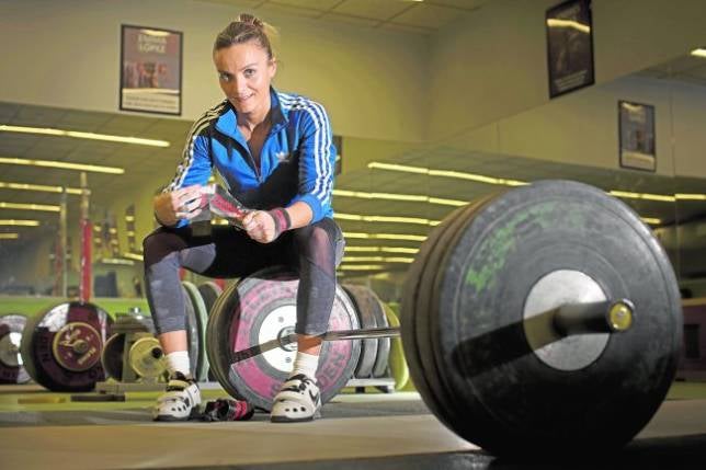 Estefanía Juan, una de las grandes de la halterofilia española femenina, posa en la sala de pesas del Consejo Superor de Deportes