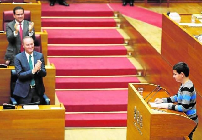 Fabra aplaude la intervención de un niño, ayer, en las Cortes Valencianas
