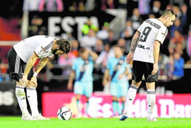 Negredo y Alcácer, protagonistas en el pase del Valencia, se pusieron el mono de trabajo